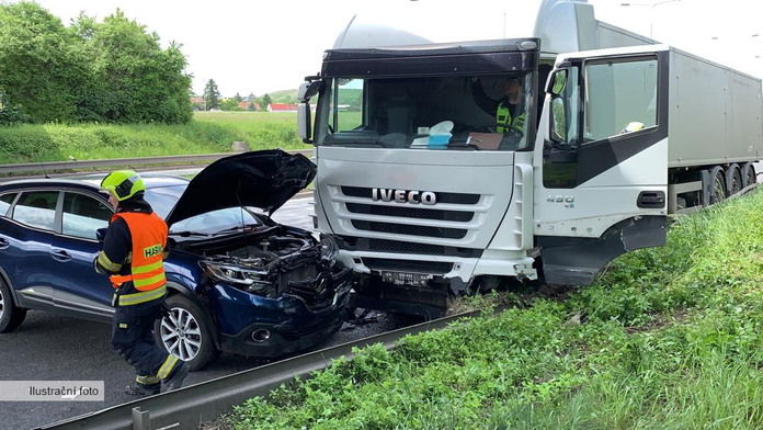 Kamion se na Chomutovsku srazil s osobním autem. Jeho řidič zemřel