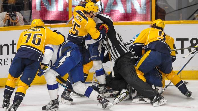 Drsná NHL! Jeden zákrok rozpoutal hromadnou řež, zapojil se i Šustr