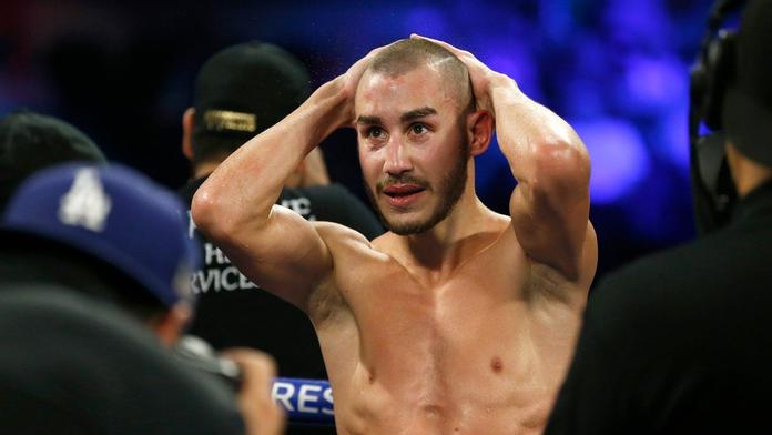 Z ringu přímo na sál: Boxer po drsném zápase bojuje o život