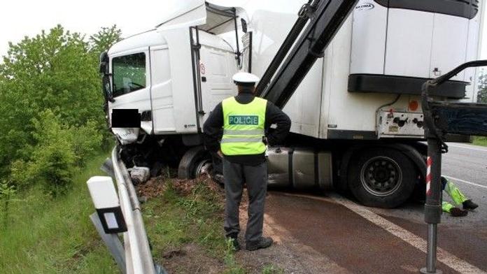 Kamion se srazil s dodávkou, jeden řidič nepřežil, silnice stojí