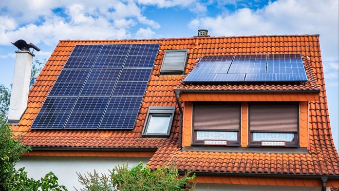Rodina si pořídila soláry. ČEZ teď chce 166 tisíc za elektřinu, kterou vyrobily