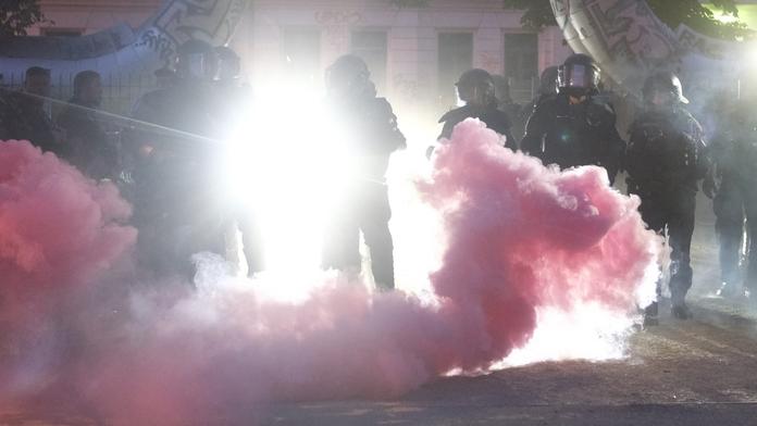 Střet fanoušků možných soupeřů Sparty skončil tragédií. Jeden byl ubodán