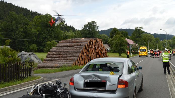 Motorka narazila zezadu do auta, spolujezdkyně ho přeletěla