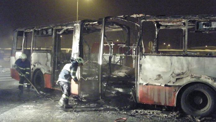 V pražské Krči shořel autobus přímo v zastávce