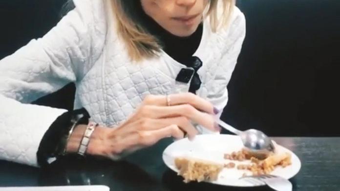 Kristina vypadá jako z hororu. Je kost a kůže, váží jen 17 kilo!