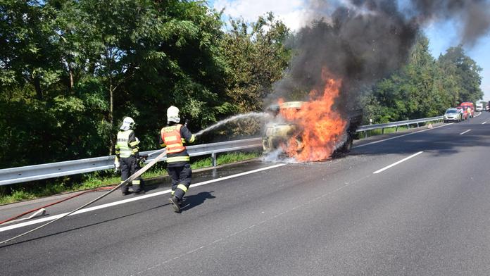 Na Jižní spojce zasahovali hasiči, dodávku pohltily plameny