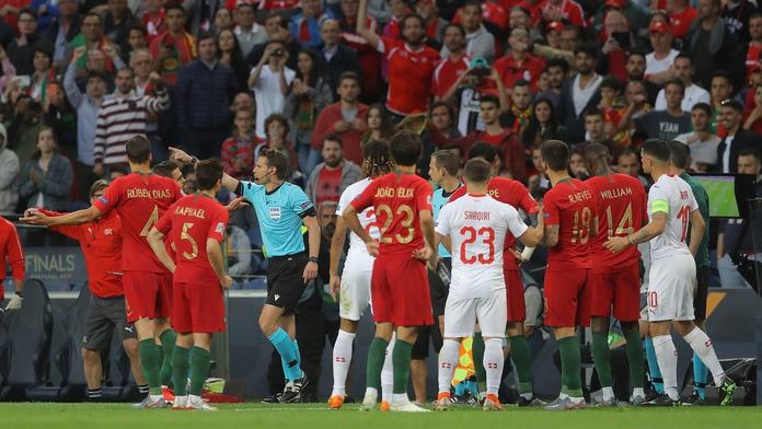 Šílený verdikt, Ronaldo ale neřekl půl slova. Tak má fungovat VAR