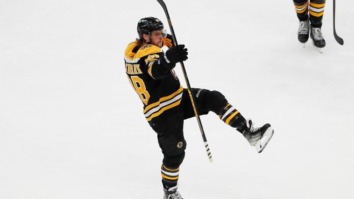 Prosadí se Pastrňák proti nejlepšímu týmu NHL? V cestě může stát Francouz