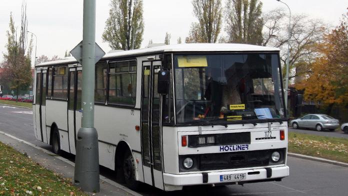 Autobus vezl mezi koly mrtvolu mladého muže