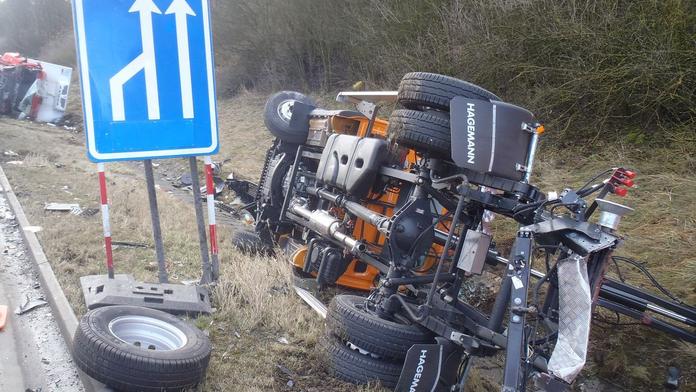 Kamion smetl na D5 auto silničářů. Na jednoho z nich spadl kontejner