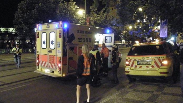 Tramvaj srazila chodce, oživovali ho v sanitce