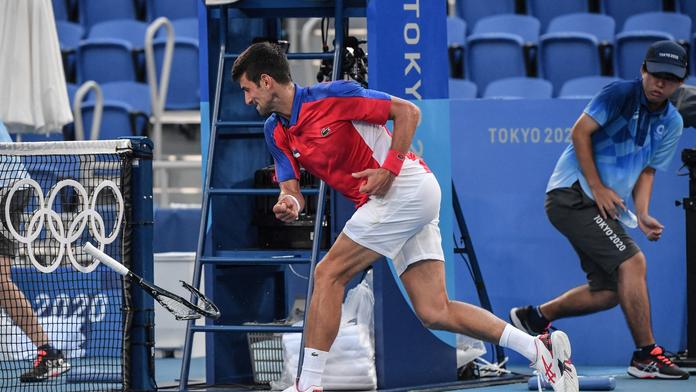Naštvaný Djokovič opět rozbíjel rakety, jedna skončila i v hledišti