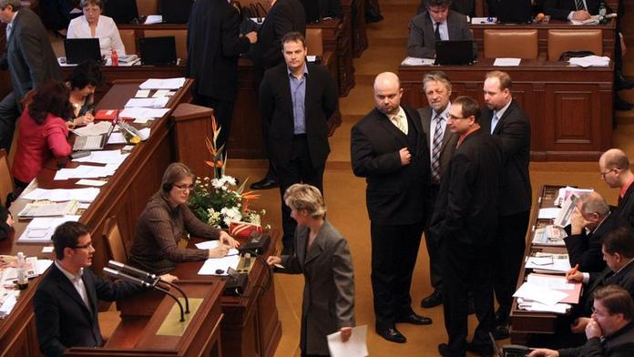 Sněmovna schválila zvýšení mateřské. Spočítejte si její výši