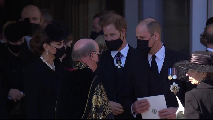 Usmíření na pohřbu: William a Harry si popovídali, dohlédla na ně Kate