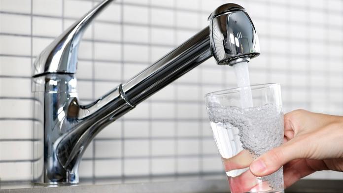 Voda z kohoutku chutná divně, stěžují si lidé. Není se čeho bát, tvrdí vodárna