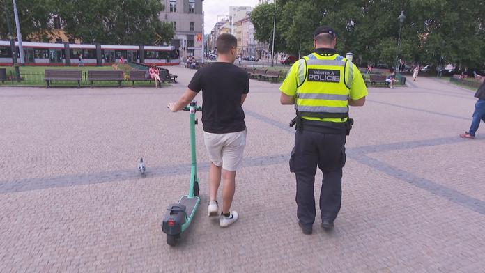 chlapec na elektrokoloběžce a policista