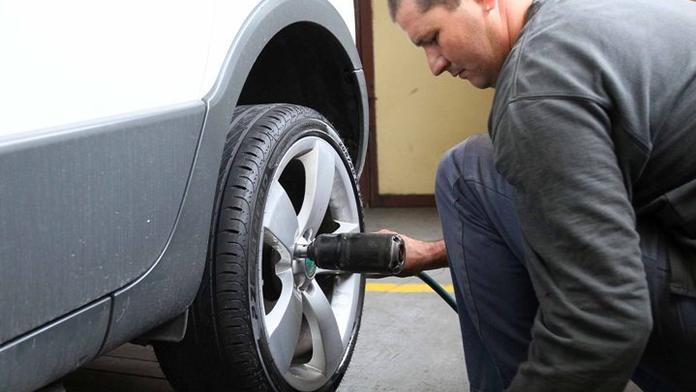 LETNÍ PNEUMATIKY: Kdy je čas přezout vaše auto na nové obutí?