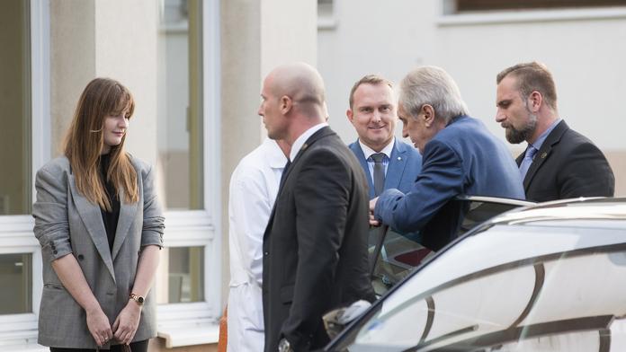 Za prezidentem Zemanem do nemocnice přijela manželka a dcera