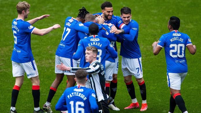 A teď na Slavii! Rangers slaví ve Skotsku titul. Gerrard se roztancoval