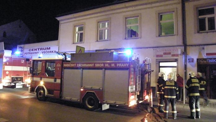 Perná noc hasičů. V Praze hořela vila, chata, balkon i komín