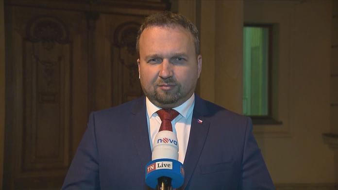 Politici si od ledna polepší o desítky tisíc korun. Jurečka jim rozmrazil platy