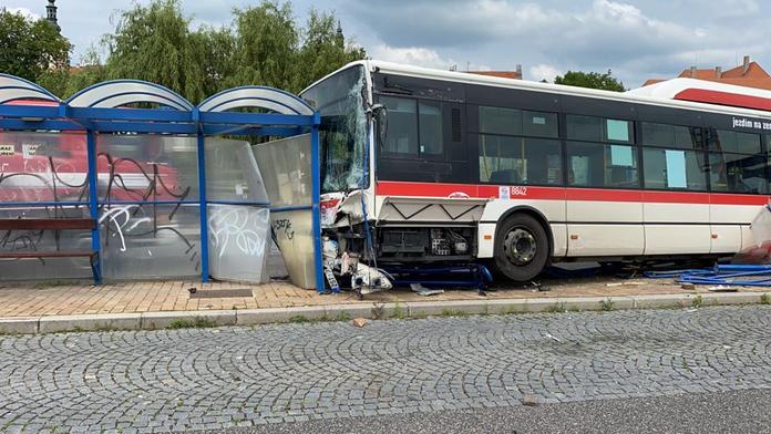 Autobus ve Slaném vjel do lidí, chlapec nepřežil. Řidiče teď obvinili