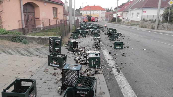 Pohroma pro milovníky tekutého zlata! Převrátil se návěs plný piva