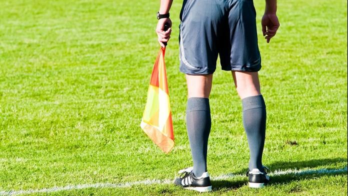 Obří zkrat v nižší soutěži. Fotbalista fyzicky napadl sudího, zápas se nedohrál