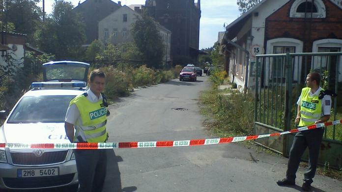 16letý mladík v autě ujížděl strážníkům. Ti stříleli a chlapec havaroval