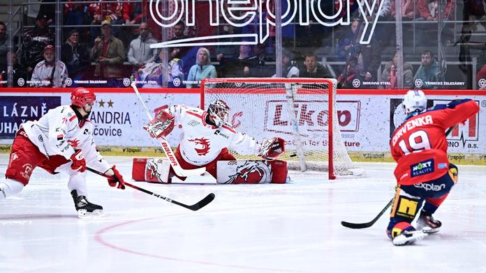 Rozhodující trefa Romana Červenky v prodloužení rozhodla o pardubickém triumfu