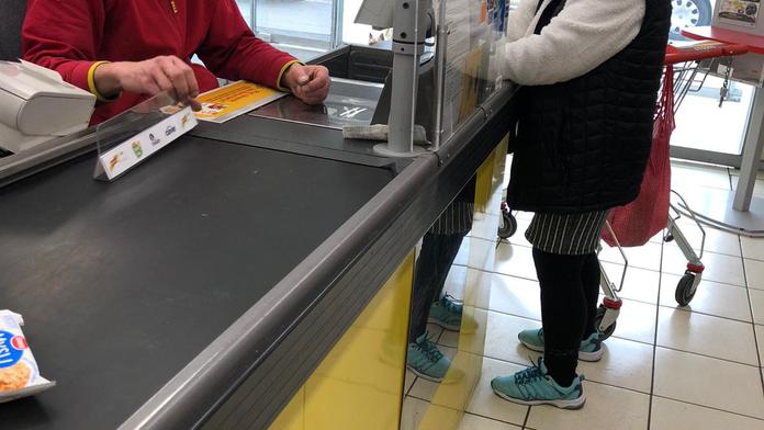 Billa pro zaměstnance na prodejnách zavádí roušky! Lidé návrh kritizují