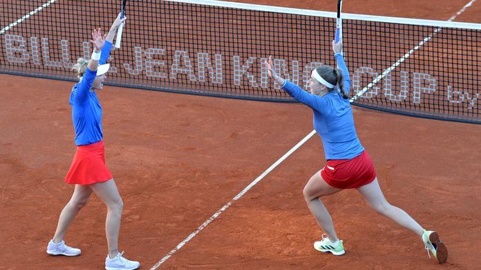 Markéta Vondroušová s Karolínou Muchovou