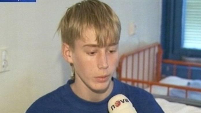 VIDEO: Čtrnáctiletého fotbalistu zmlátil muž kvůli blátu na kopačkách!