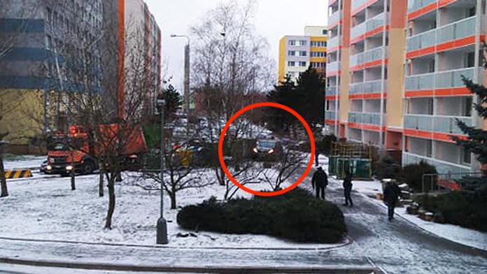Na sídlišti pravidla neplatí? Řidiči spěchají přes chodník, chodci šílí