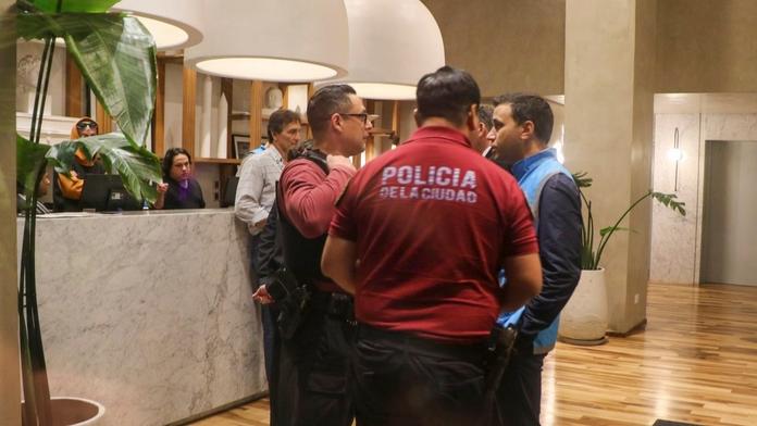 V souvislosti s úmrtím zpěváka Liama Paynea zatkla argentinská policie tři lidi