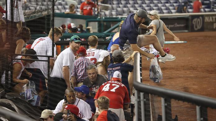 Chaos ve Washingtonu. Během baseballového utkání se střílelo