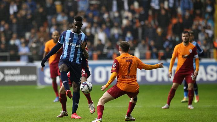 Nejšílenější oslava gólu všech dob? Balotelli kopl svého parťáka do hlavy