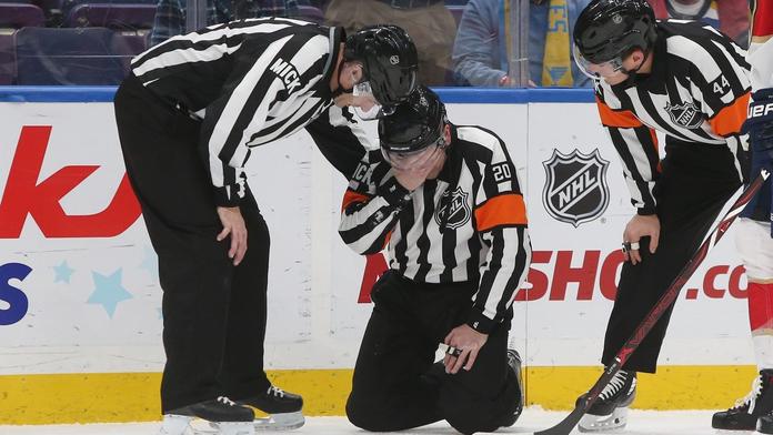 Pozoruhodný moment v NHL: Proč neplatil gól pindíkem rozhodčího?