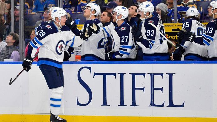 NHL v Helsinkách: Winnipeg porazil Floridu, Laine dal hattrick!