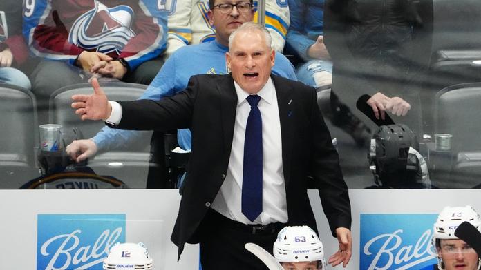 Trenér Craig Berube na střídačce St. Louis Blues