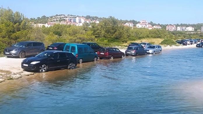 Chorvaté zuří! Líní turisté si dojeli autem až do moře