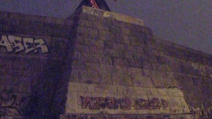 Mladík se vážně zranil pádem z metronomu na pražské Letné