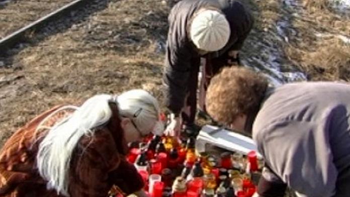 Místo nehody autobusu smrti: pláč pozůstalých a svačiny obětí