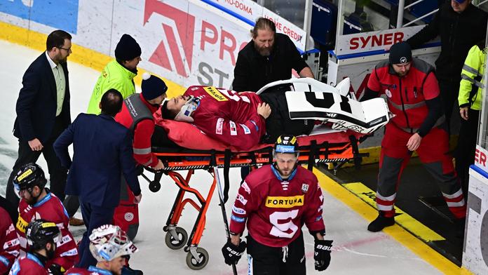 Strach o Kováře. Brankář Sparty dostal pukem do krku, je mimo ohrožení života