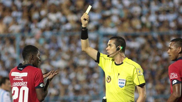 Fotbalistům došla se sudím trpělivost a vymysleli nový protest!