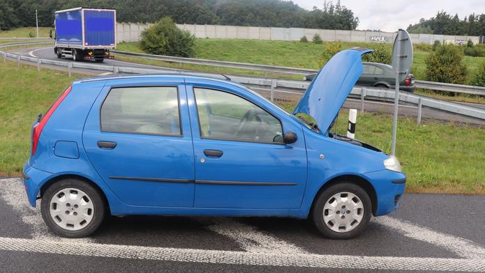 Seniorka zabloudila cestou k dceři, na dálnici se otočila do protisměru