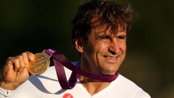 Alex Zanardi: Jezdil F1, pak přišel o nohy. Teď má zlato z paralympiády