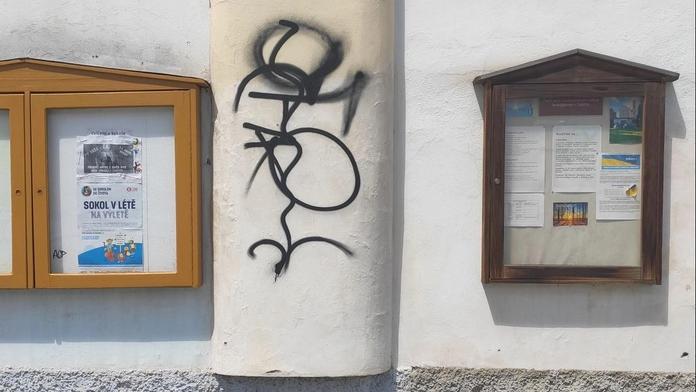 Odměna 10 tisíc korun. Město Dobříš ji vypsalo za chycení sprejera