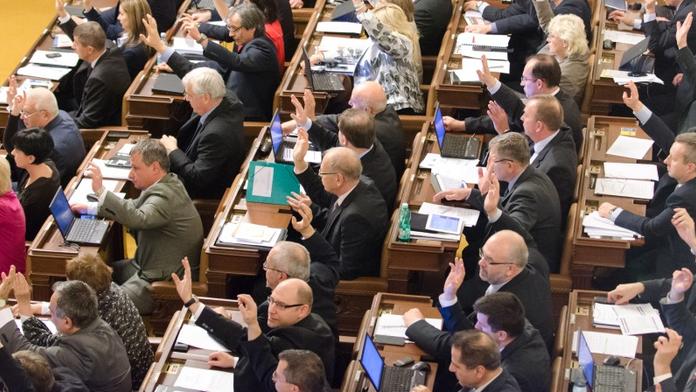 Při koupi nemovitosti zaplatí daň jen kupující, rozhodli poslanci