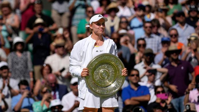 Wimbledon zná vítězku ženské dvouhry. Po třísetové bitvě se raduje Rybakinová